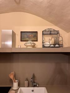 Kuchyň nebo kuchyňský kout v ubytování Lanternone nel Borgo - Appartamento di Charme con Giardino + 1 fotografie