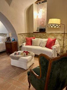 Posezení v ubytování Lanternone nel Borgo - Appartamento di Charme con Giardino