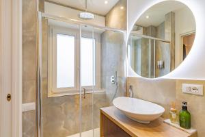 een badkamer met een wastafel en een spiegel bij Cipro Vatican Luxury Escape in Rome +40 foto's