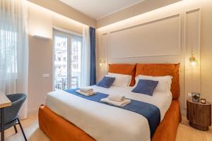 een slaapkamer met een groot bed met een groot raam bij Cipro Vatican Luxury Escape in Rome