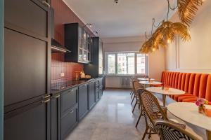 een restaurant met tafels en stoelen in een kamer bij Cipro Vatican Luxury Escape in Rome