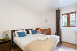 ein Schlafzimmer mit einem großen Bett mit zwei Handtüchern darauf in der Unterkunft Casa do Recanto by Sé Apartamentos in Vieira do Minho + 27 Fotos