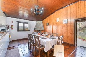 ein Esszimmer mit Tisch und eine Küche in der Unterkunft Casa do Recanto by Sé Apartamentos in Vieira do Minho