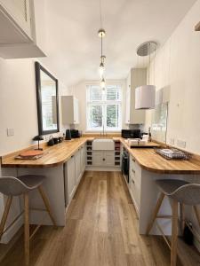 Η κουζίνα ή μικρή κουζίνα στο Modern 2 bed with parking in Marlow