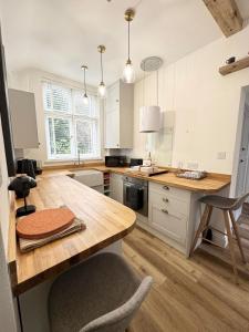 Η κουζίνα ή μικρή κουζίνα στο Modern 2 bed with parking in Marlow
