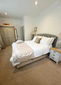 Ένα ή περισσότερα κρεβάτια σε δωμάτιο στο Modern 2 bed with parking in Marlow