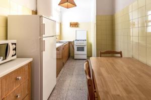 Kuchyňa alebo kuchynka v ubytovaní Sant Genís 19 ático con terraza y vistas