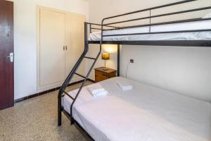 Posteľ alebo postele v izbe v ubytovaní Sant Genís 19 ático con terraza y vistas