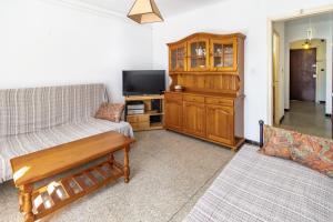 Televízia a/alebo spoločenská miestnosť v ubytovaní Sant Genís 19 ático con terraza y vistas