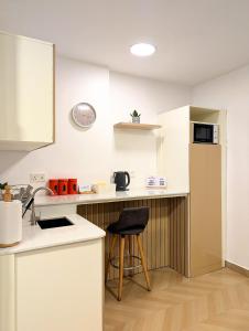 Kuchyň nebo kuchyňský kout v ubytování Yellow Door Hotels