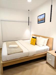 Postel nebo postele na pokoji v ubytování Yellow Door Hotels