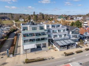 eine Luftansicht eines großen weißen Gebäudes in der Unterkunft Strandallee - Ferienapartments direkt am Strand von Haffkrug in Haffkrug