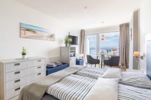 Ein Bett oder Betten in einem Zimmer der Unterkunft Strandallee - Ferienapartments direkt am Strand von Haffkrug