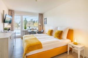 Ein Bett oder Betten in einem Zimmer der Unterkunft Strandallee - Ferienapartments direkt am Strand von Haffkrug