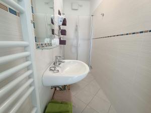 Kúpeľňa v ubytovaní Appartamenti Casa Nina, lago,montagne, uliveti