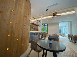 a dining room with a wooden wall and a table at IBSEN Almagro in Almagro