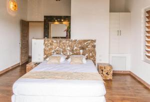 Ένα ή περισσότερα κρεβάτια σε δωμάτιο στο La Villa Paille en Queue