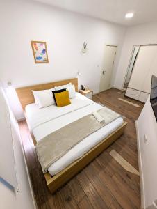 Postel nebo postele na pokoji v ubytování Yellow Door Hotels