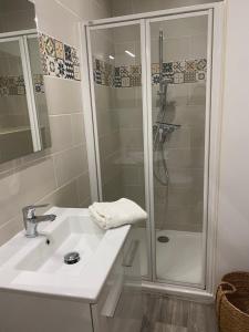 a bathroom with a sink and a shower at appartement avec 2 suites parentales in Angoulême