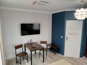 ein Esszimmer mit Tisch und Stühlen in der Unterkunft Malownicze Owieczki 