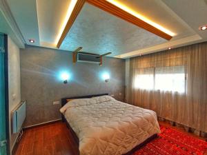 Un dormitorio con una cama grande en una habitación. en Oceanda Appart N1 Agadir, en Agadir