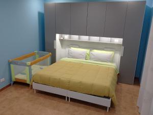 una piccola camera da letto con un letto e una culla di Ibla nel Cuore a Ragusa