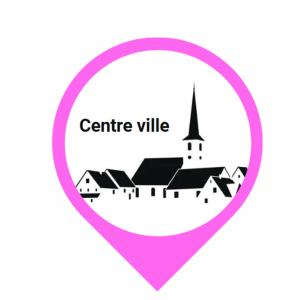 un puntero de mapa púrpura con un pueblo y una iglesia en La chambre Sweety, en Sarlat-la-Canéda