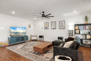 a living room with a couch and a tv at Caroline in Granbury