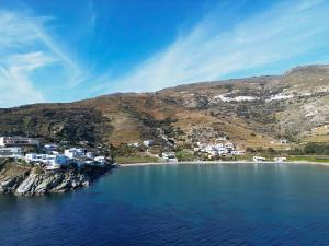 un'isola in acqua con case su una collina di Dreamview Tinos a Kardhianí