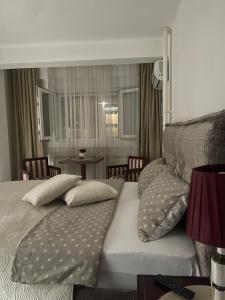 Un dormitorio con una cama con almohadas encima. en VERA apartman, en Zajecar