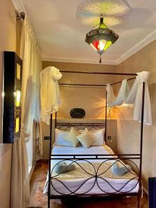 Una cama o camas en una habitación de Riad Ta'achchaqa