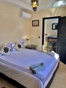 Una cama o camas en una habitación de Riad Ta'achchaqa