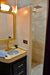 Un baño de Riad Ta'achchaqa