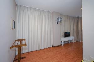 TV a/nebo společenská místnost v ubytování New Bangi Gateway Hotel