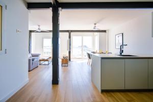cocina abierta y sala de estar con encimera en Lujoso apartamento con vistas al Mar - by Aloha Palma, en Águilas