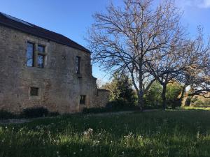 an old brick building in a field with a tree at Grande chambre renaissance in Saint-Cirq +14 photos