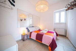 En eller flere senge i et værelse på Private Pool & parking DONNA LINA