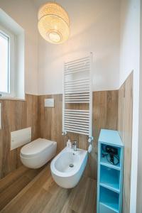 Et badeværelse på Private Pool & parking DONNA LINA + 22 billeder