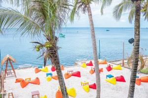 una spiaggia con un mucchio di parco giochi e palme di Khách Sạn Phú Quốc Gần Biển - Cách Biển chỉ 20Mét a Phu Quoc