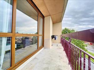 balkon z dużymi oknami i widokiem na ulicę w obiekcie Idéal Groupe - Grands Espaces - 4 chambres - Parking Gratuit - Proche Centre, Gare & Transports - Wifi - OFFRE SPECIAL de Reduction jusqu'à -50 w mieście Le Mans