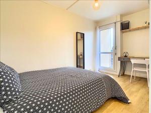 sypialnia z łóżkiem, biurkiem i oknem w obiekcie Idéal Groupe - Grands Espaces - 4 chambres - Parking Gratuit - Proche Centre, Gare & Transports - Wifi - OFFRE SPECIAL de Reduction jusqu'à -50 w mieście Le Mans