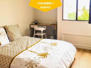 sypialnia z łóżkiem i biurkiem z komputerem w obiekcie Idéal Groupe - Grands Espaces - 4 chambres - Parking Gratuit - Proche Centre, Gare & Transports - Wifi - OFFRE SPECIAL de Reduction jusqu'à -50 w mieście Le Mans