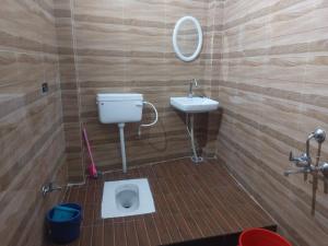 a bathroom with a toilet and a sink at ayodhya homestay in Faizābād +174 photos
