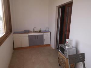 a kitchen with a sink and a counter top at Florecita 2 in Ngaring