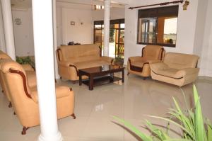 Sienna Beach Hotel Entebbe的休息区