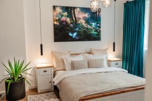 a bedroom with a bed and a painting on the wall at Sara Studio - HD in Hunedoara