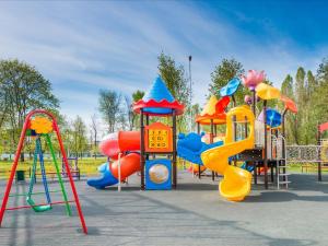 Ο χώρος παιχνιδιού για παιδιά στο Ban Chang Pet-Friendly Hotel