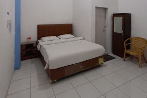 Voodi või voodid majutusasutuse OYO 92207 Hotel Koperasi toas