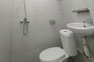 Vannituba majutusasutuses OYO 92207 Hotel Koperasi