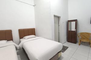 Voodi või voodid majutusasutuse OYO 92207 Hotel Koperasi toas